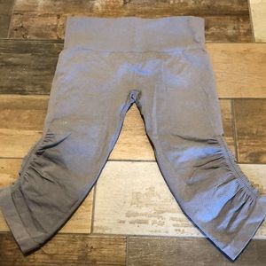 Lululemon 6 crop grey